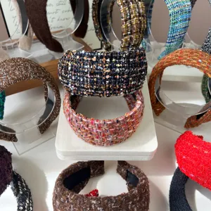 Détail rapproché de bandeaux en tweed grossier multicolores à texture tissée élégante