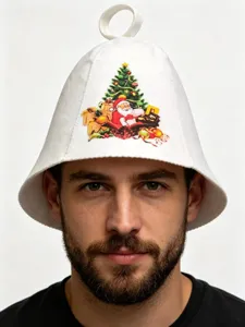 Gedetailleerde weergave van witte vilt sauna hoed met feestelijke kerstprint op model
