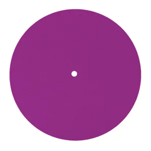 Detalle de primer plano de un tapete de fieltro morado para tocadiscos de vinilo.