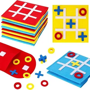 Détail du jeu de stratégie tic-tac-toe en feutre coloré avec pochette de rangement.