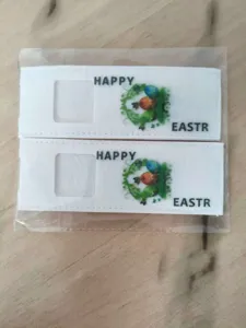 Detaillierte Ansicht von zwei weißen Oster-Schokoladenhüllen aus Filz in einer Klarsichtverpackung