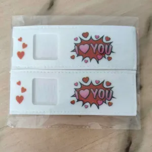 Nahaufnahme von weißen Schokoladenhüllen aus Filz mit buntem 'I love you'-Aufdruck-Design