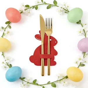 Porte-couverts lapin de Pâques en feutre rouge avec couteau et fourchette dorés