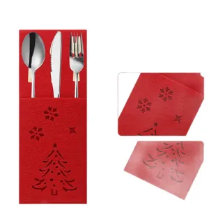 Festliches Besteckhalter-Set aus rotem Filz mit Weihnachtsbaum und Edelstahlbesteck