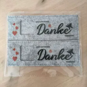 Graue Filz-Schokoladenhülle als Geschenkverpackung mit Danke-Schriftzug und Herzmotiven