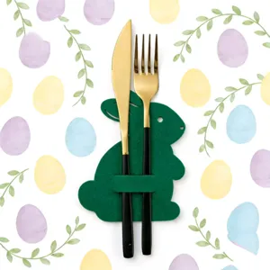 Gros plan du porte-couverts lapin en feutre vert avec fourchette et couteau dorés