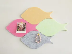 Dettaglio di adesivi murali 3D creativi in feltro a forma di pesce in toni pastello