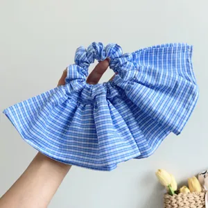 Detalle del coletero de doble capa con un diseño de volantes y cuadros azules y blancos