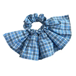 Elegante coletero de doble capa a cuadros azules y blancos con volantes grandes.