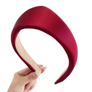 Elegante diadema acolchada triangular roja con acabado satinado vintage para el cabello