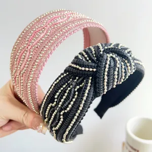 Dettaglio ravvicinato di eleganti fasce larghe con perline e nodi in stile coreano rosa e nero