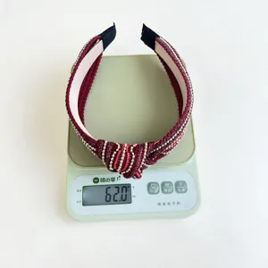 Vista dettagliata della fascia bordeaux annodata da 62,0 g con perline e paillettes