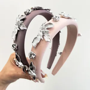 Vue détaillée de serre-têtes en satin rose et violet avec fleurs en métal 3D