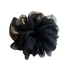 Chouchou géant élégant en organza noir avec volants superposés.