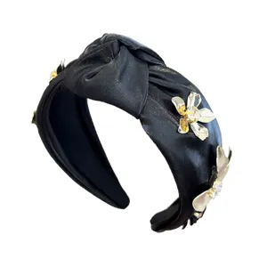 Élégant serre-tête en satin noir noué avec des décorations de fleurs métalliques 3D