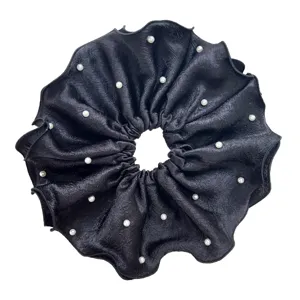 Coletero grande de satén negro con elegantes perlas y bordes ondulados plisados