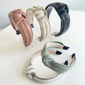 Selezione di cerchietti annodati con strass larghi in vari colori per uno stile elegante