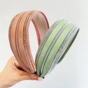 Vista dettagliata di cerchietti di lusso con strass e trama a cerniera in rosa e verde