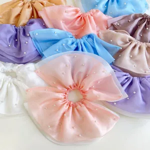 Vista detallada de coleteros de organza de 4 capas con perlas en colores pastel