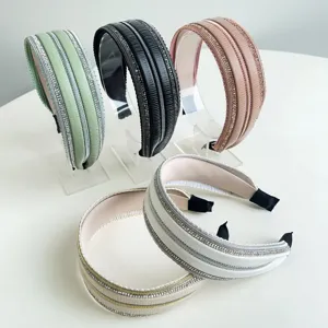 Selezione di cerchietti imbottiti larghi con file di strass eleganti in vari colori