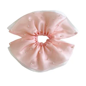 Elegante coletero de satén rosa de cuatro capas con perlas para un peinado de cabello con estilo