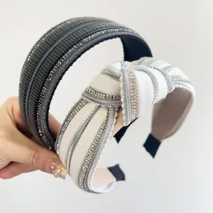 Vista dettagliata di fasce annodate con strass di lusso in nero e crema con accenti argento