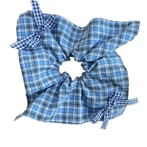 Scrunchie in tessuto a quadretti blu con graziosi fiocchi in nastro vichy capelli