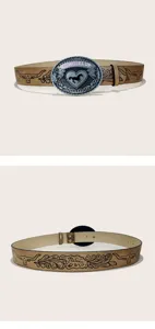 C'est une ceinture en cuir marron style western avec grande boucle argentée et motif taurin.