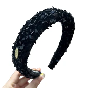 Elegante zwarte gewatteerde haarband met lovertjes en kralen voor modieuze dames