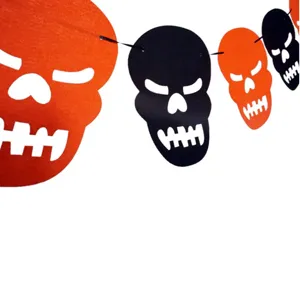Detailansicht der orange-schwarzen Filz-Totenkopf-Girlande für festliche Halloween-Partys