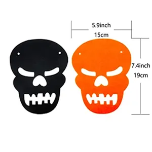 Nahaufnahme mit Maßen der schwarz-orangen Halloween-Totenkopf-Deko aus Filz.