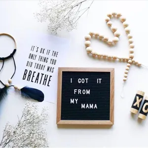 Quadratische schwarze Filz-Buchstabentafel mit Holzrahmen für die DIY Kinderzimmer-Deko