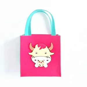 Dettaglio borsa shopper in feltro rosa con decorazione mascotte toro cartoon