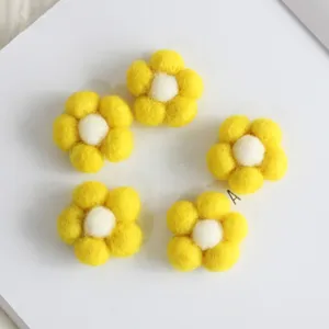 Primer plano de flores de fieltro de lana hechas a mano para manualidades y accesorios