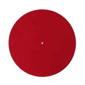 Vista detallada superior de un tapete circular de fieltro rojo vibrante para tocadiscos de vinilo