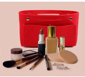 Detailansicht des roten Filztaschen-Organizers mit Make-up-Pinseln und Kosmetik