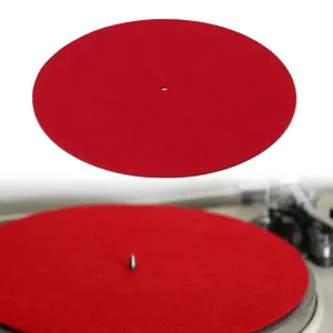 Primer plano de la alfombrilla de fieltro roja para tocadiscos y protección de vinilos.