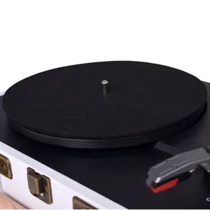 Primer plano de una alfombrilla de fieltro negro en el plato de un gran tocadiscos