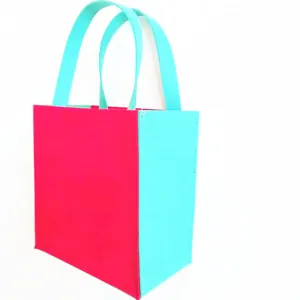 Dettaglio ravvicinato di una borsa regalo festiva in feltro bicolore rosso e blu turchese