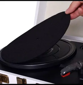 Primer plano de un tapete negro para tocadiscos colocado en un tocadiscos blanco