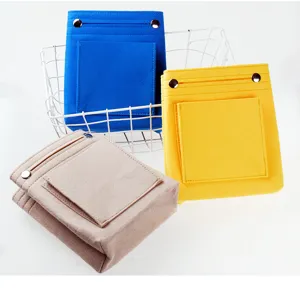 Detailansicht der farbenfrohen Filztaschen-Organizer in Blau Gelb und Beige mit Druckknopf