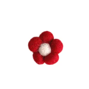 Flor de fieltro de lana roja hecha a mano con centro blanco para broches y accesorios