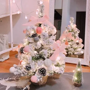 Mini-Weihnachtsbaum mit Schneeeffekt, rosa Filzschleifen und Lichtern