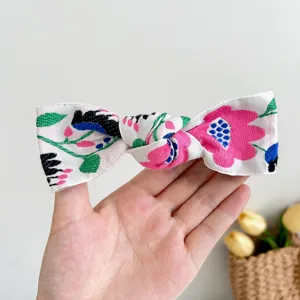 Vue détaillée de la barrette à cheveux bohème brodée avec motif floral en tissu texturé
