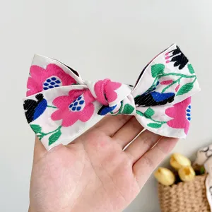 Gros plan d'une pince à cheveux nœud brodé de style bohème avec motifs floraux