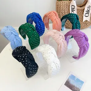 Gedetailleerd overzicht van veelkleurige geknoopte stoffen hoofdbanden met strass