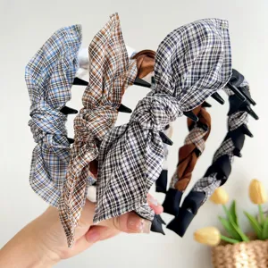 Nahaufnahme des karierten Stoffes und der rutschfesten Zähne der Stirnbänder im Korea-Stil.