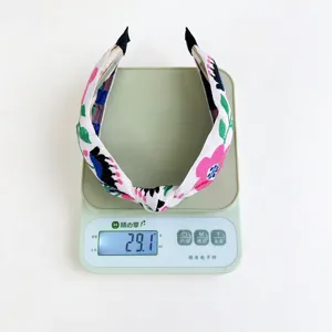 Vue détaillée montrant le poids d'un bandeau brodé de style bohème pesant 29,1 g