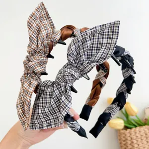 Detailansicht des karierten Haarreifs im koreanischen Stil mit süßen Hasenohren.
