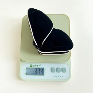 Vue détaillée de la pince à cheveux papillon en velours noir pesant 37,4 grammes.